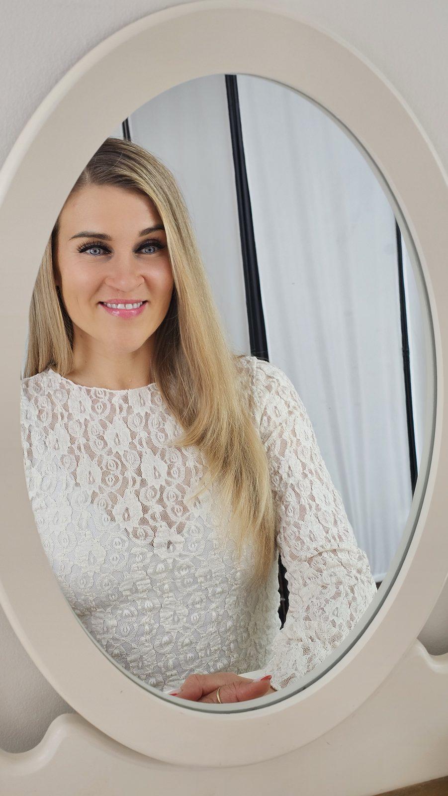 Natalie Leer in heller Spitze — Sinnbild für den Ausgangspunkt der Transformation