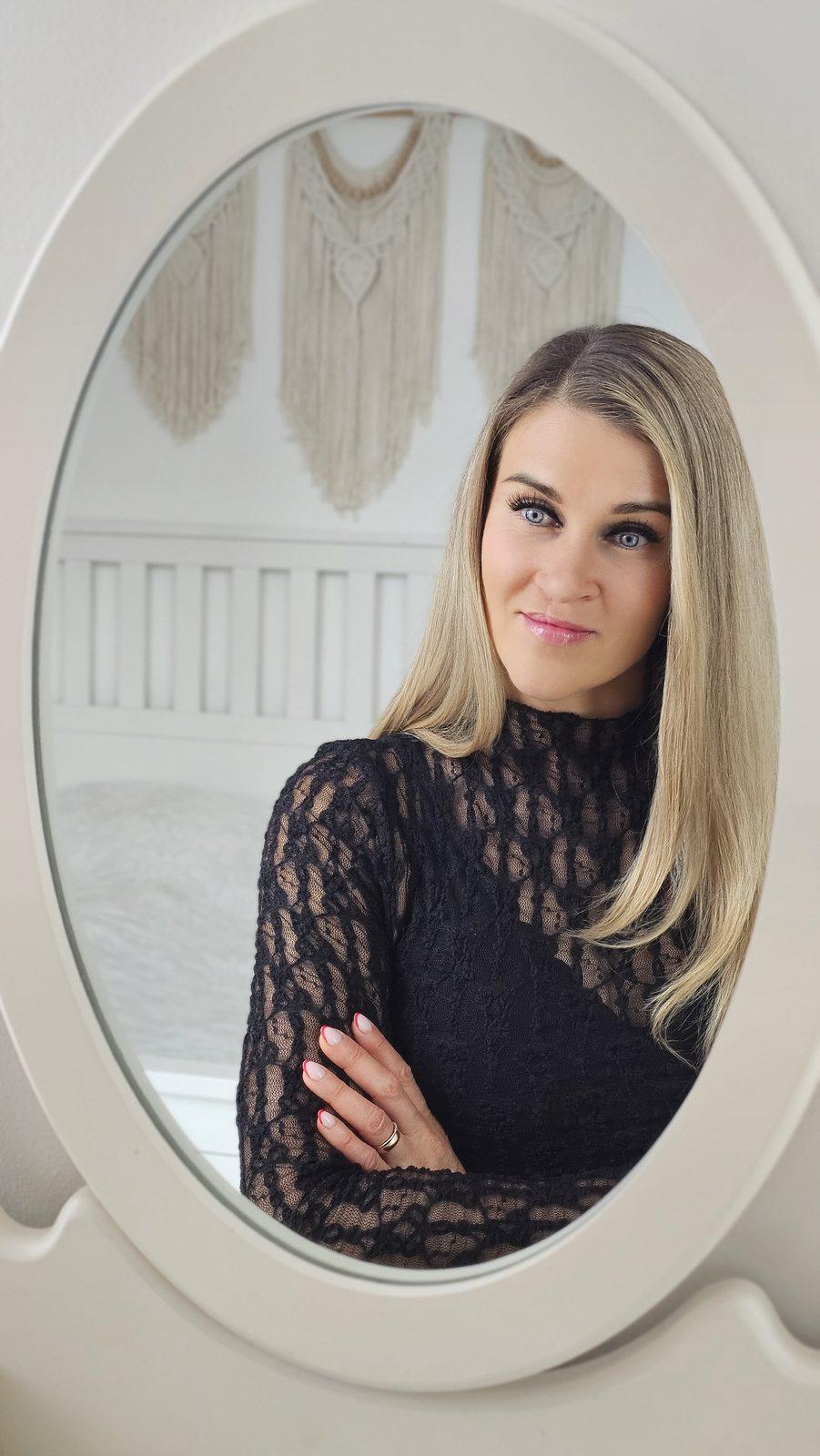 Natalie Leer in dunkler Spitze — Sinnbild für die gewandelte Form nach der Transformation